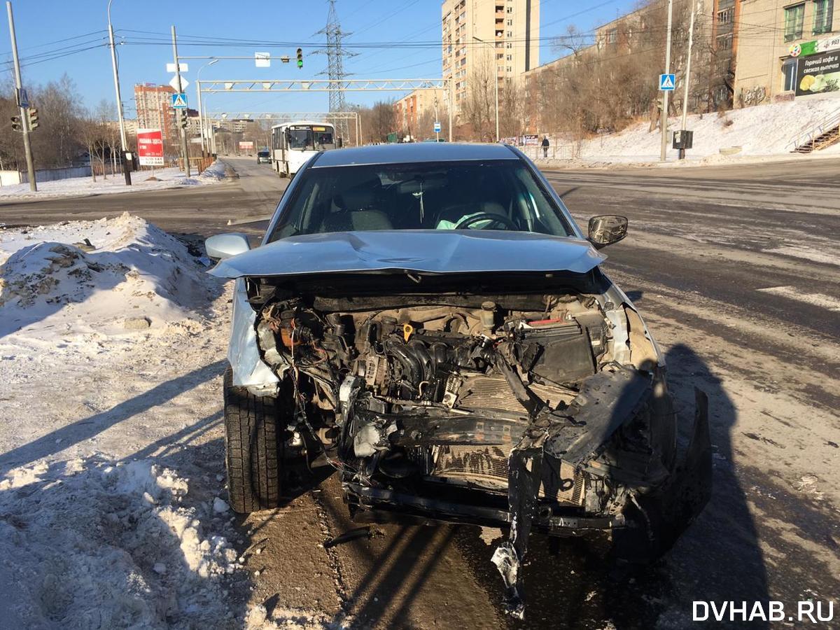 Водитель Chaser вылетел с дороги, пытаясь проехать перекресток на желтый  (ФОТО) — Новости Хабаровска