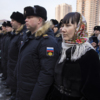 Жены и дети военных с нетерпением ждали, когда им разрешат посмотреть новые квартиры — newsvl.ru