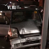 На автовокзале Владивостока микроавтобус снес шлагбаум, вылетел на парковку и протаранил ворота (ВИДЕО)