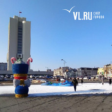 Центральную площадь Владивостока украшают искусственным снегом 