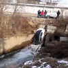 На Сахалинской в результате ДТП Nissan Teana свалилась в реку Объяснения (ФОТО)