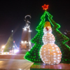 Снеговик с елочкой на центральной площади — newsvl.ru