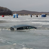 Машина провалилась под лед на реке Артемовке (ФОТО; ВИДЕО)