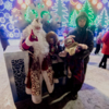 На центральной площади активно работала фотозона у «трона» главного Деда Мороза — newsvl.ru