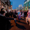 Много внимания привлекли Дед Мороз и Снегурочка, которые участвовали в параде с двумя белыми алабаями — newsvl.ru