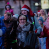 По ходу движения к праздничной колонне присоединилось много людей — newsvl.ru
