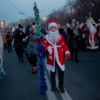 Деды Морозы стали главными действующими лицами в большой праздничной колонне — newsvl.ru