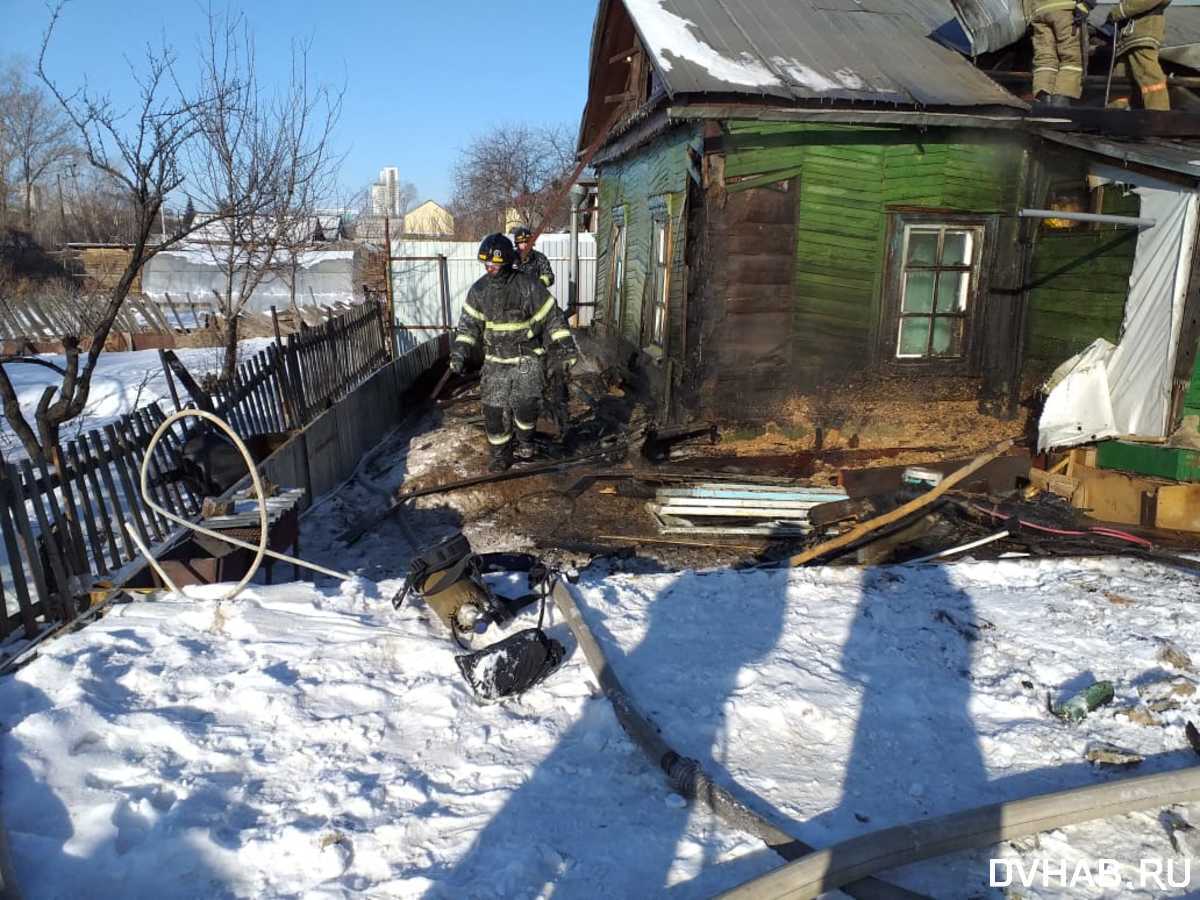 Частный дом на улице Сеченова удалось спасти пожарным (ФОТО) — Новости  Хабаровска