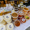 Помимо банок с медом, пчеловоды продают соты — newsvl.ru