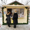 Торговцы разместились в разукрашенных в новогоднем стиле домиках — newsvl.ru