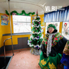 Трамвай с Дедом Морозом, Снегурочкой и хором бабушек вышел на маршрут во Владивостоке (ФОТО)