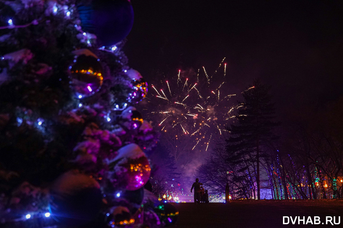 новогодняя иллюминация. где встретить новый год 2024 в минске. новогодний минск. отдых в новогодние праздники. инновационная елка.