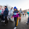 Самый простой способ сделать из спортивного костюма новогодний - обвязаться гирляндами — newsvl.ru