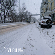 Во Владивостоке продолжают чистить дороги от снега 