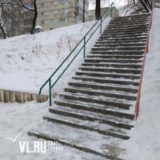 Дворы от снега во Владивостоке чистят дворники и местные жители 