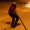 Лыжник и сноубордист устроили заезд по заснеженным улицам Владивостока (ФОТО)