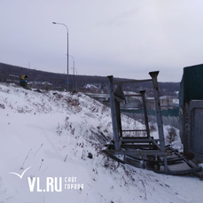 Остановочный павильон во Владивостоке снесло ветром 