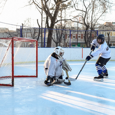 Любительские команды борются за место в полуфинале турнира по хоккею во Владивостоке 