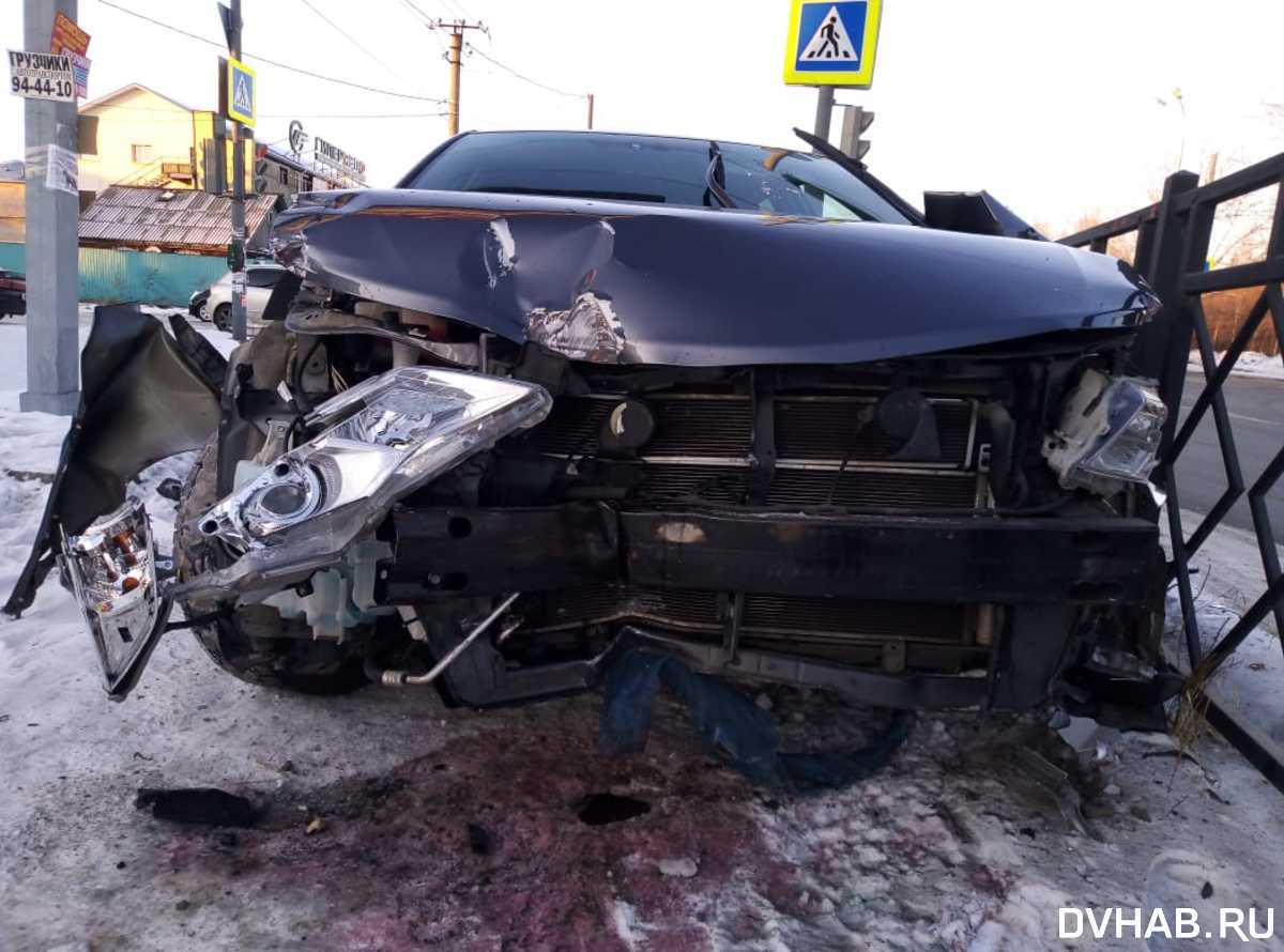 ДТП от испуга: «свежая» Toyota Camry разбита в аварии на улице Воронежской  (ФОТО) — Новости Хабаровска