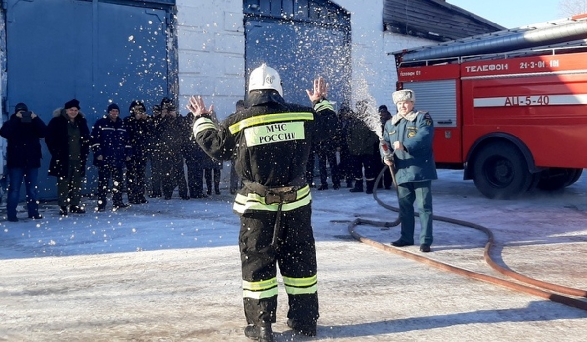 Пенсия мчс. Проводы на пенсию пожарного. Пенсия пожарного. Пожарного обливают. Проводы на пенсию пожарного МЧС.