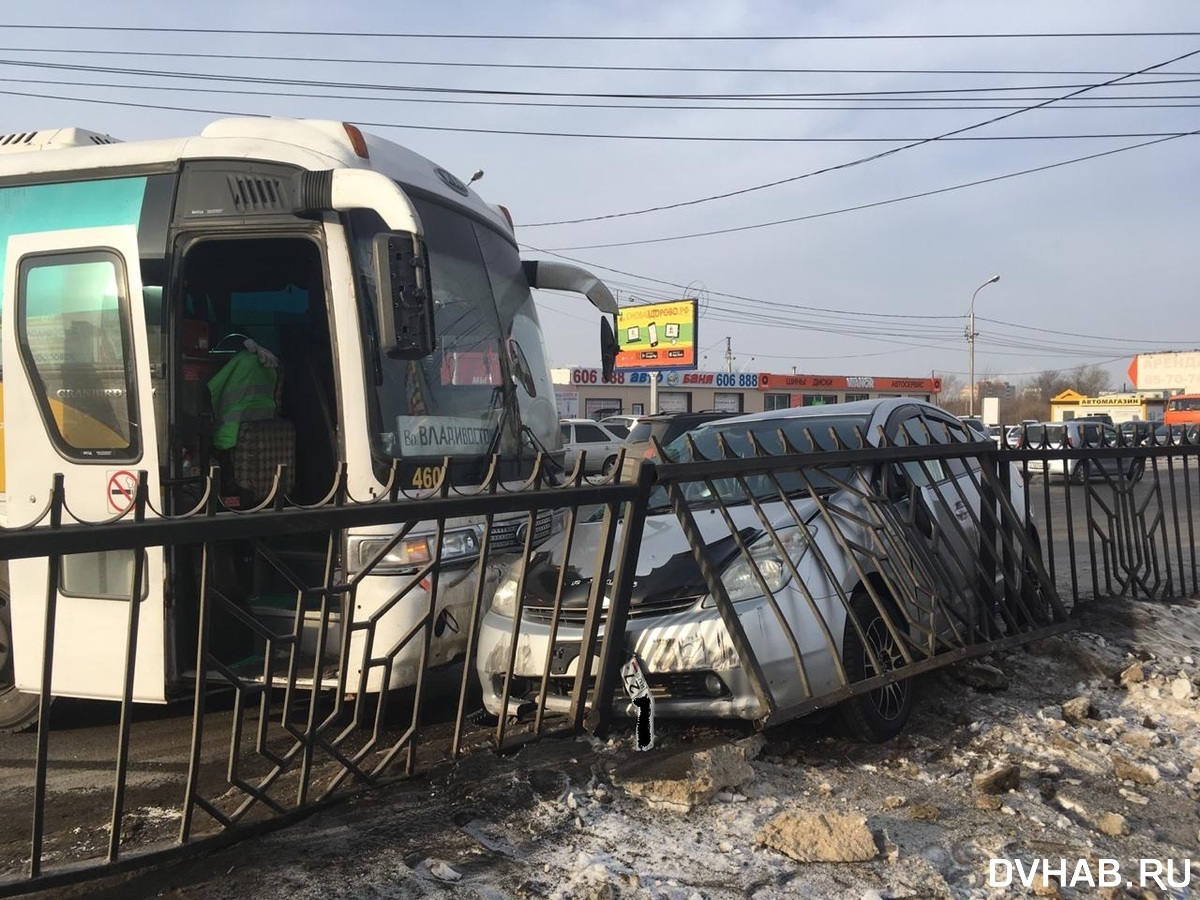 Междугородний автобус попал в ДТП на улице Большой (ФОТО) — Новости  Хабаровска