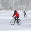 Экстремалы преодолевали свои дистанции на велосипедах, лыжах, коньках и бегом — newsvl.ru