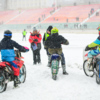 Несмотря на снег и сильный ветер, ледовые гонки мотокроссменов привлекли около полусотни зрителей — newsvl.ru