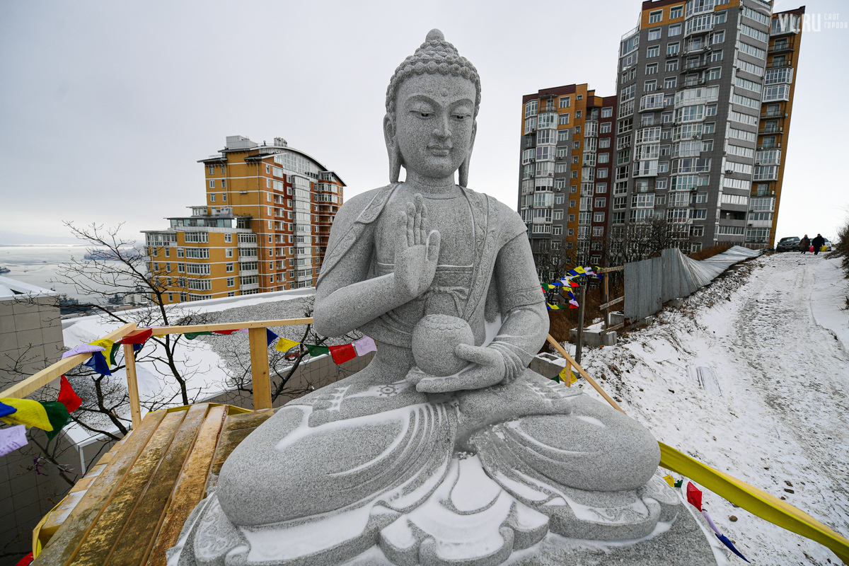 Трёхметровую гранитную статую Будды открыли на Орлиной сопке во Владивостоке