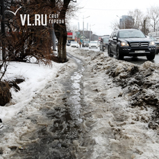 Грязь, лужи, сугробы и лед – горожане с трудом передвигаются по нечищеным тротуарам Владивостока 
