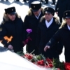 Первые лица города, депутаты, ветераны Вооруженных сил и общественники возложили цветы к Вечному огню — newsvl.ru