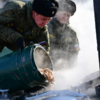 Военнослужащие готовили главный деликатес 23 февраля - солдасткую кашу — newsvl.ru