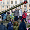 Тысячи горожан приехали на праздник, посвященный Дню защитника Отечества — newsvl.ru