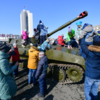 Больше всего внимание привлекала самоходная гаубица 2С1 «Гвоздика» — newsvl.ru