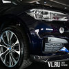 Хулиганы на черном BMW избили девушку на дороге во Владивостоке