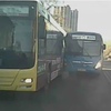 Водители автобусов № 98ц и 60 не смогли поделить остановочный карман на «Первой Речке» — один из них дважды протаранил другой (ВИДЕО)
