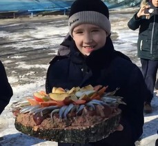 Медведя под Хабаровском дети накормили тортом