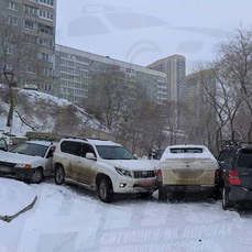 Десятки автомобилей пострадали в попытках преодолеть заснеженные спуски и подъемы во Владивостоке