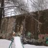 У подпорной стены – детская площадка и придомовая территория — newsvl.ru