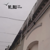 В центре Владивостока с крыш зданий на пешеходные зоны падают большие сосульки (ФОТО)