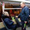 Олег Гуменюк дарил первым пассажиркам новых трамваев Владивостока тюльпаны — newsvl.ru