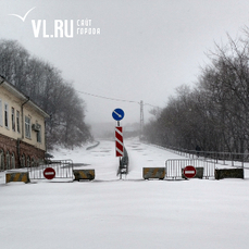 Закрытый проезд по Шефнера и скользкая дорога — после снега Владивосток сковали утренние пробки 