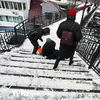 После снегопада пешеходы с трудом передвигаются по улицам Владивостока (ФОТО)