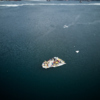 Недалеко от канала группа из трех десятков человек высадилась на наиболее безопасной льдине и начала ее «угон» — newsvl.ru