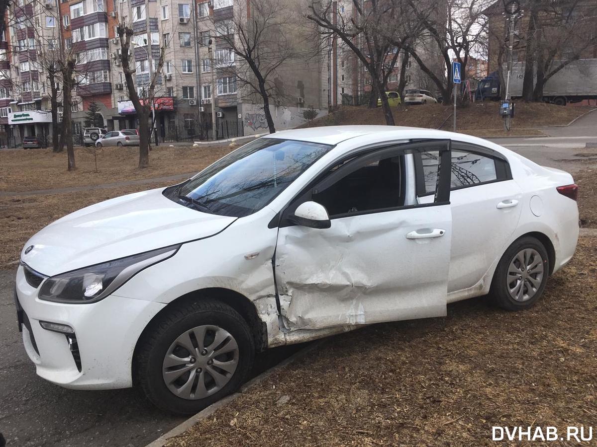 На газон выбил машину оппонента водитель Civic на Уссурийском бульваре  (ФОТО) — Новости Хабаровска