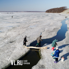 Несколько десятков рыбаков находятся у низководного моста во Владивостоке, где начинает разламываться лед 