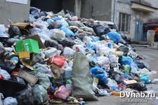 Свалку бытовых отходов развели рядом с жилым домом в районе Биробиджан-2