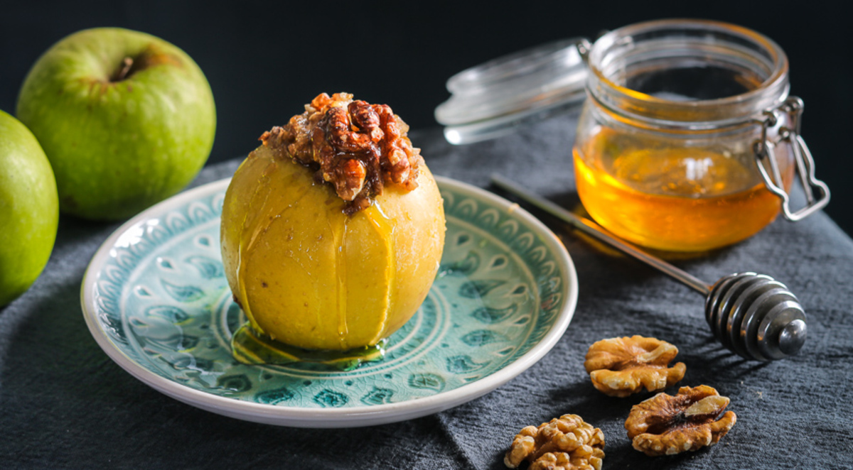 Запеченные яблоки с овсяными хлопьями и орехами