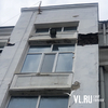 Со здания на Светланской обваливаются куски фасада (ФОТО)