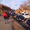 Владивостокцы застряли на запаркованной и перекрытой блоками дороге на Маяке (ВИДЕО)