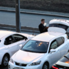 Кальянщики паркуют свой автомобиль задом к Золотому мосту, ставят разожжённый кальян на бордюр и открывают багажники — newsvl.ru